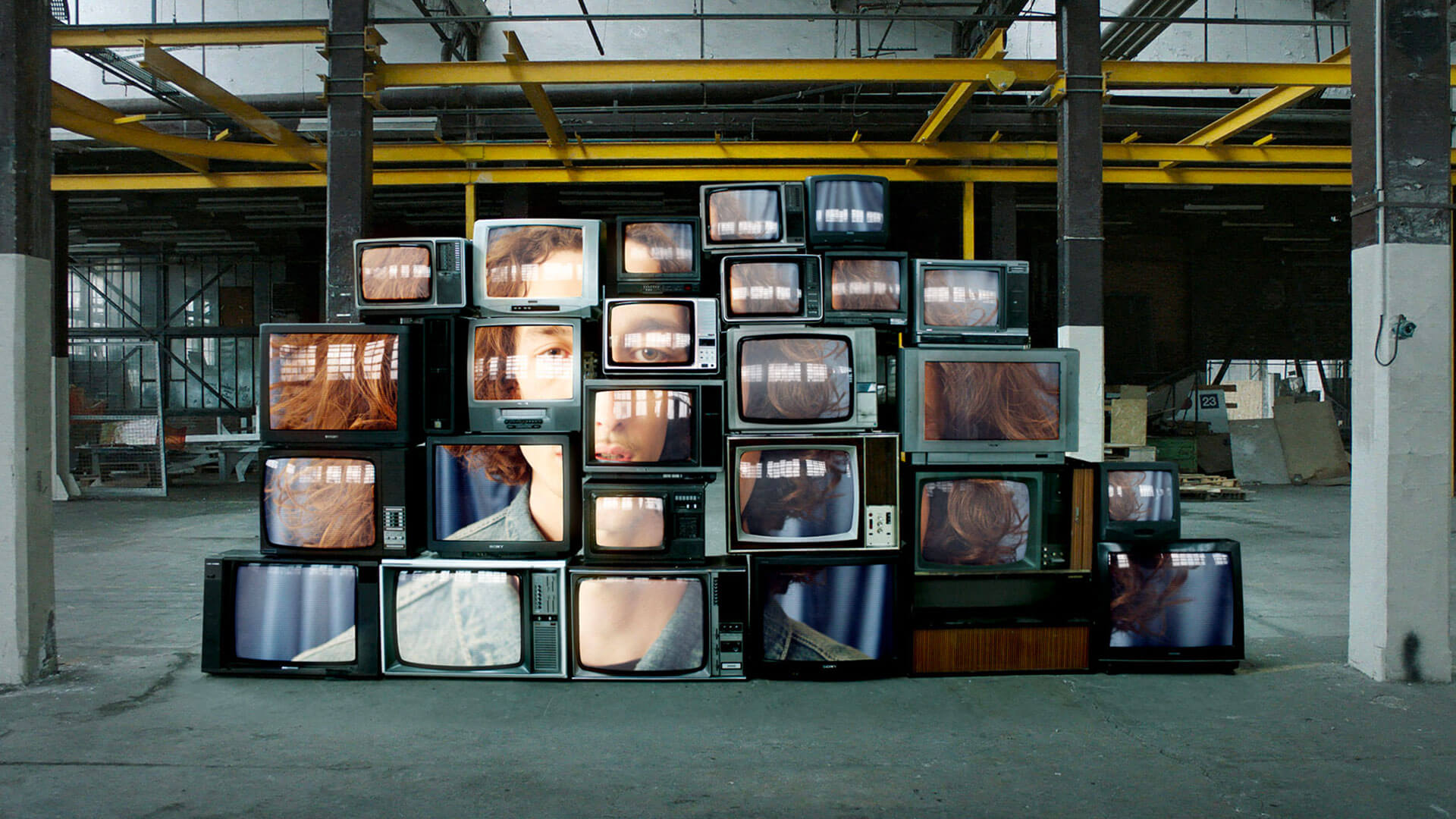 On voit oscar à travers un mur de télévisions
