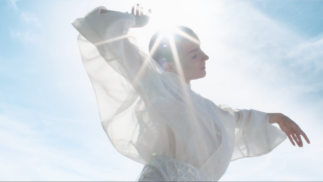 Margot de Kerangat Bijoute Production alma elle danse à contre jour.