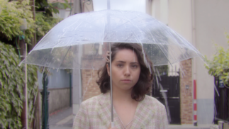 Maxime Baile Bijoute Production LEDSSarah sous un parapluie transparent