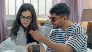 Margot de Kerangat Bijoute Production Lukkas, il lui parle alors qu'elle lit un livre