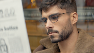 Margot de Kerangat Bijoute Production Lukk, il dans un café et lit son journal