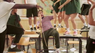 Romain Habousha Bijoute Production homme chantedans une cour