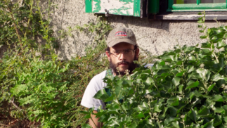 Romain Habousha Bijoute Production homme dans le buisson