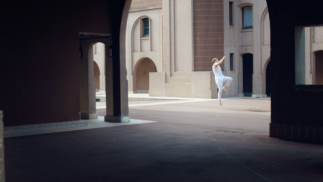 Margot de Kerangat Bijoute Production alma il danse sur une place