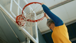 Margot de Kerangat Bijoute Production Vilain Coeur Comédienne fait un dunk