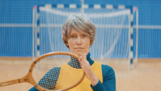 Margot de Kerangat Bijoute Production Vilain Coeur Comédienne tien sa raquette de tennis