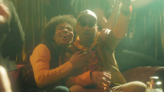 Romain Habousha Bijoute Production Gambi en soiré sur le canapé