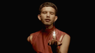 Margot de Kerangat Bijoute Production Refuge homme tient une bougie